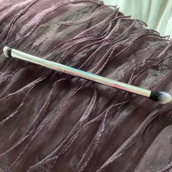 F.A.R.A.H  22E SHADE AND BLEND BRUSH - Picture 6 of 10